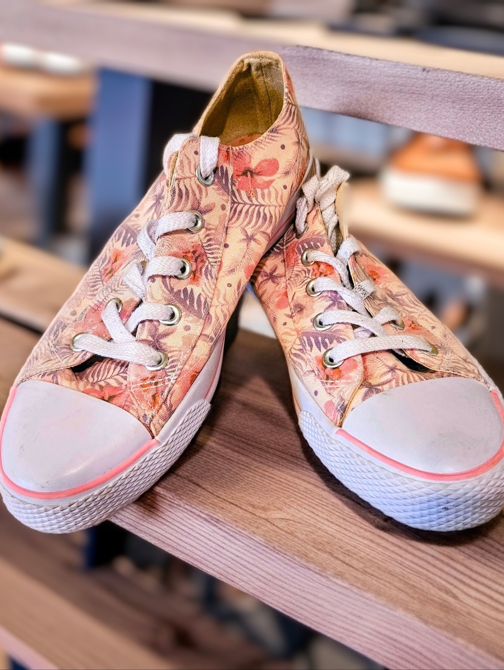 Fresh, functional, And Pink Floral Print Low-Top Canvas Sneakers
